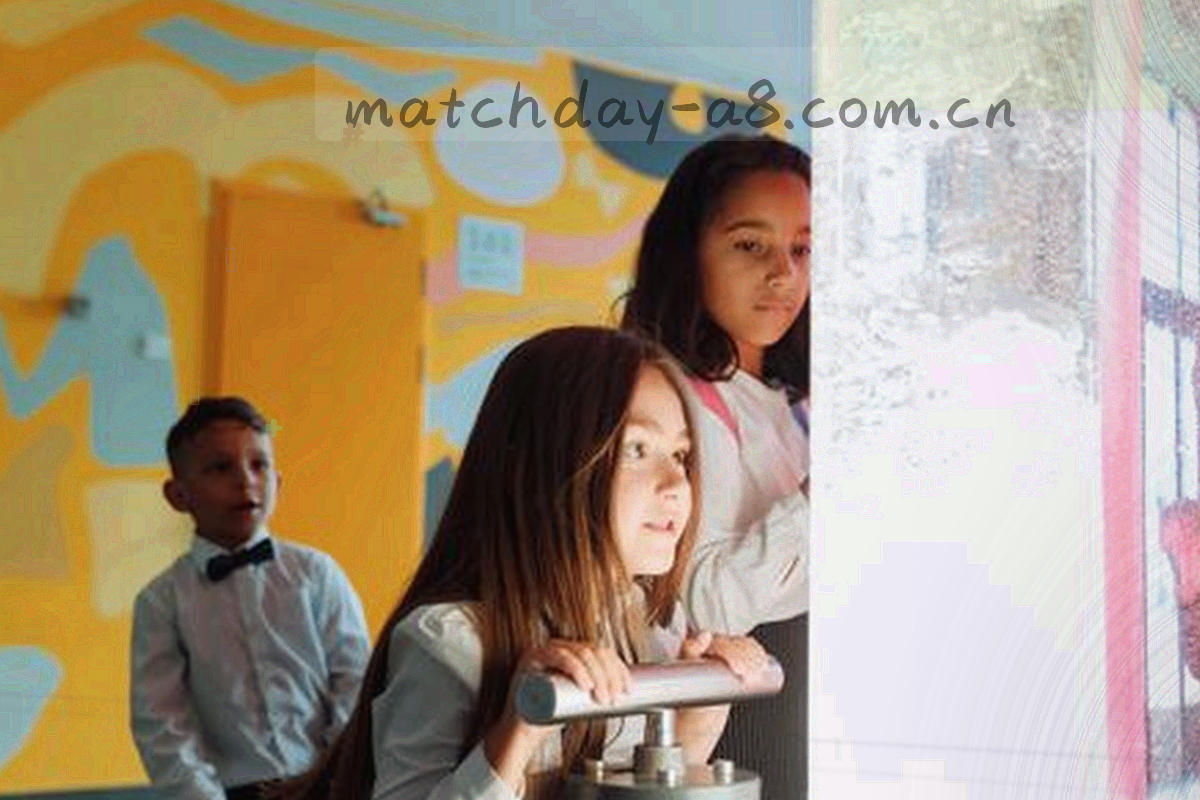 浏览器窗口与球队页之间的两级路径示意界面，深色背景上一条荧光黄绿路径线连接地址栏与订阅球队入口